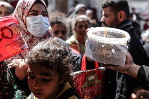 热餐在加沙境内分发。（图：联合国世界粮食计划署）