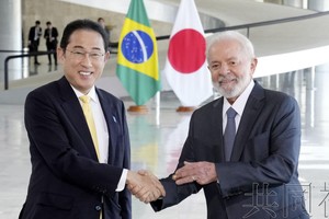 日本首相岸田文雄与巴西总统卢拉（右）在会谈前握手。5月3日摄于巴西利亚。（图：共同社）