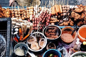 在路边出售的街头食品不确保食品安全卫生标准。