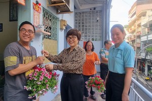 郡人委会主席张明娇探访杜玉盛公寓华人家庭王赵华。