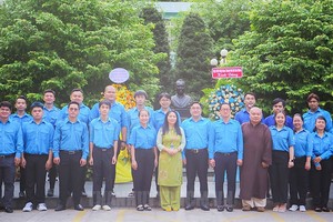 市青年上香缅怀范玉石医生