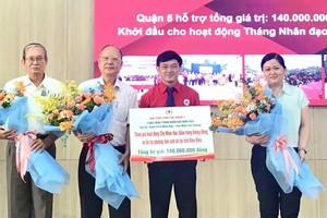 第五郡红十字会主席黎勋丰（右二）向各华人会馆赠送鲜花表示感谢。