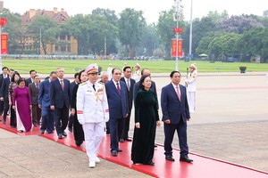 党政领导人值奠边府大捷70週年纪念晋谒胡志明主席陵。