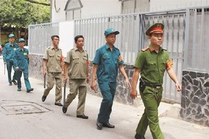 各力量配合巡逻，维护地方的治安秩序。