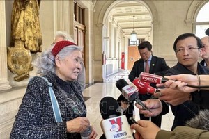 82岁越裔法国人陈素娥女士接受媒体采访。