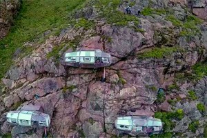 往下看是万丈深渊的胶囊酒店。