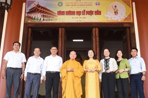 工作团与释善仁和尚拍照留念。（图：黄北）