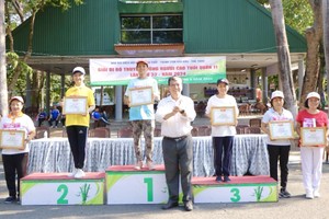 第十一郡高龄人会主任朱杞文向获奖者颁奖。