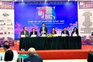 承天-顺化省人委会主席阮文方（站）在新闻发布会上发言。（图：NK）