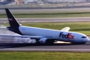 货机沿着跑道刮擦冒出火花。（图：互联网）