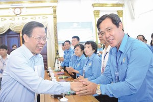 市人委会主席潘文迈(左)同与会代表交流。（图：市党部新闻网）