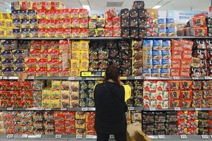 一家超市的速食面柜台。（图：韩联社）