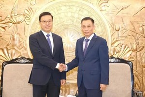 黎怀忠同志与赵世通同志握手。（图：越通社）