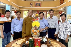 本报主编阮玉英向释慧功和尚赠送礼物祝贺佛诞。