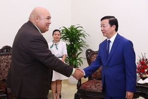 政府副总理陈红河接见赛亚‧皮乌卡拉博士