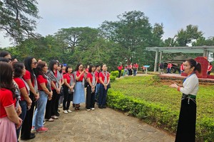 导游向游览奠边省的游客介绍景点。