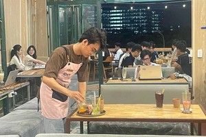 晋孝在咖啡厅兼职，经历不同工作岗位。