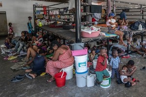 在2023年8月的帮派袭击中逃离家园后，流离失所者在太子港市中心的一个拳击场避难。（图：联合国）