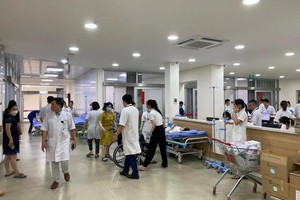 5月14日下午，医疗单位的医护人员正忙着抢救食物中毒患者。