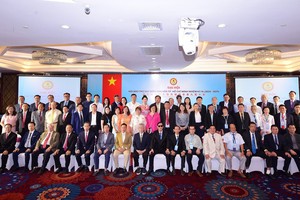 新一届理事会成员合影。