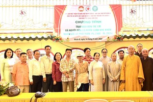 第八郡佛教会长释慧功和尚、各赞助商代表向各弱势群体发送礼物代金。