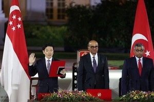 黄循财（左一）在新加坡总统府宣誓就任新加坡第四任总理。（图：互联网）