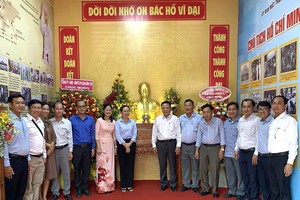 郡、坊领导与决胜村关帝庙理监事会在庙内的“胡志明文化空间”合照。