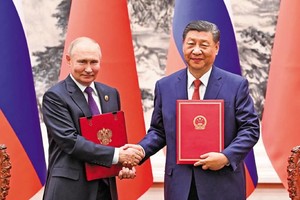 5月16日上午，国家主席习近平在北京人民大会堂同来华进行国事访问的俄罗斯总统普京举行会谈。这是会谈后，两国元首共同签署并发表《中华人民共和国和俄罗斯联邦在两国建交75周年之际关于深化新时代全面战略协作伙伴关系的联合声明》。（图：新华社）