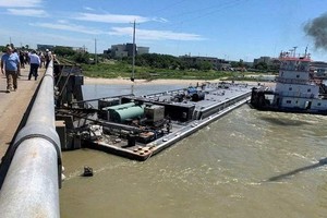 一艘驳船15日撞上得克萨斯州东部岛屿城市加尔维斯顿一座桥，导致桥梁被关闭。（图：路透社）