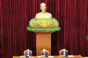 党中央总书记阮富仲主持会议。