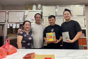 赵家安夫妇（左一二）与赵学勤（右一）和笔者摄于赵明合饼家舖面。