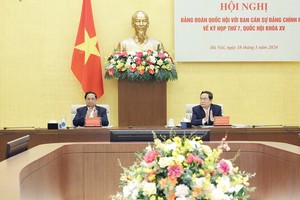 政府总理范明政（左）与国会常务副主席陈清敏共同主持国会党团和政府党干事处之间的会议。（图：VGP）