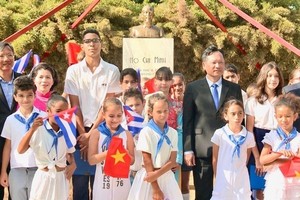 越南驻古巴大使馆代表与ICAP前往哈瓦那胡志明公园，向胡志明主席塑像献花。（图：越通社）