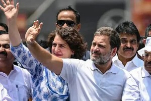 印度国大党领袖拉胡尔·甘地向支持者挥手致意。(图：AFP)