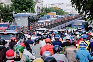 新平郡共和街与黄花探街的交通枢纽钢铁高架桥路段经常发生交通拥堵。（图：芳儿）