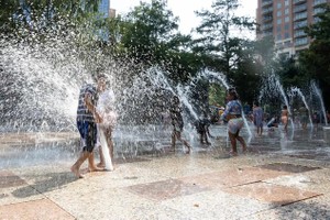 图为 2023年6月15日，孩子们在美国休斯敦市一处喷水公园玩耍消暑。（图：新华社）