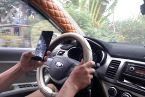 边驾车边直播可被处以最高300万元的罚款。