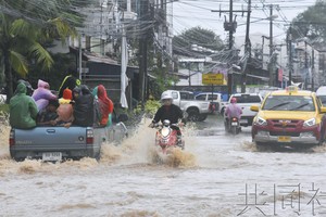 2019年1月，泰国南部苏梅岛上的公路因暴雨被淹。全球各地亟需应对全球变暖导致的气象灾害风险。（图：共同社）