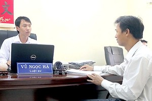 同奈省工会法律谘询中心主任武玉河律师正为一名劳动者提供免费咨询服务。（图：同奈报）