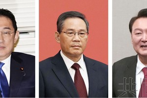 左起分别为日本首相岸田文雄、中国国务院总理李强、韩国总统尹锡悦。（图：共同社）