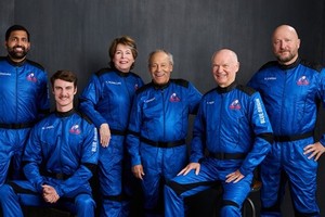 德怀特(左四)以90岁高龄飞越太空。（图：互联网）