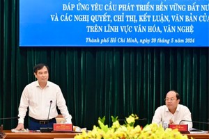 中央宣教部副部长潘春水（站）在会议上发表结论。（图：秋姮）