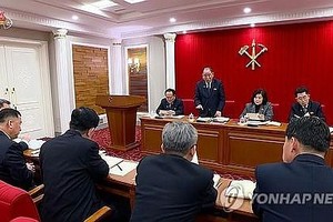 据朝鲜央视2023年12月30日报道，朝鲜劳动党中央委员会全体会议前一日进入第四天。图为外务相崔善姬（右二）、统战部顾问金英哲（右三）和统战部部长李善权（左一）出席分组会议。 （图：韩联社/朝鲜央视）