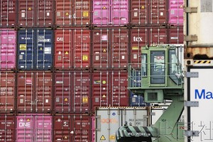 图为日本博多港周边的集装箱。（图：共同社）