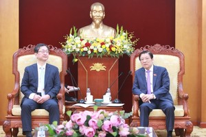 韩国反腐败与民权委员会副主席兼总书记郑承润（左）会见中央内政部长潘廷擢。（图：邓福）