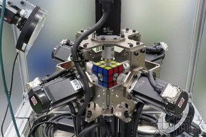 高速还原魔方的三菱电机公司机器人。（图：互联网）