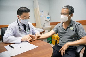 陈和博士、医生正在为一名38岁的高血压患者进行筛检。