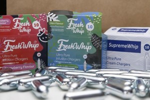 “笑气”具备成瘾性和危害性，吸食后血氧饱和度会迅速下降，出现因缺氧而产生的头晕、胸闷等一系列症状。（图：互联网）