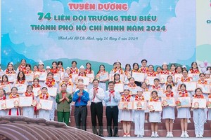 向模范少先队各小队予以表彰。（图：市党部新闻网）