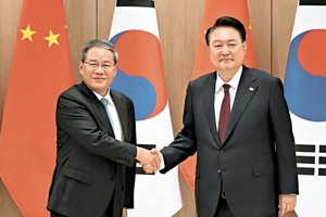 中国国务院总理李强（左）与韩国总统尹锡悦握手合影。（图：互联网）